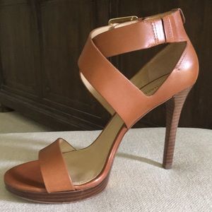 MCHAEL KORS cognac heels. 10M
